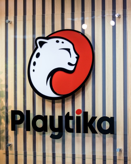 Интерьерный логотип для IT-компании «Playtika»
