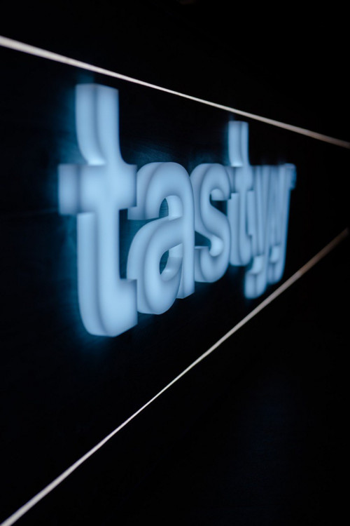 Вывеска для ресторана tastyy, Кельн, Германия